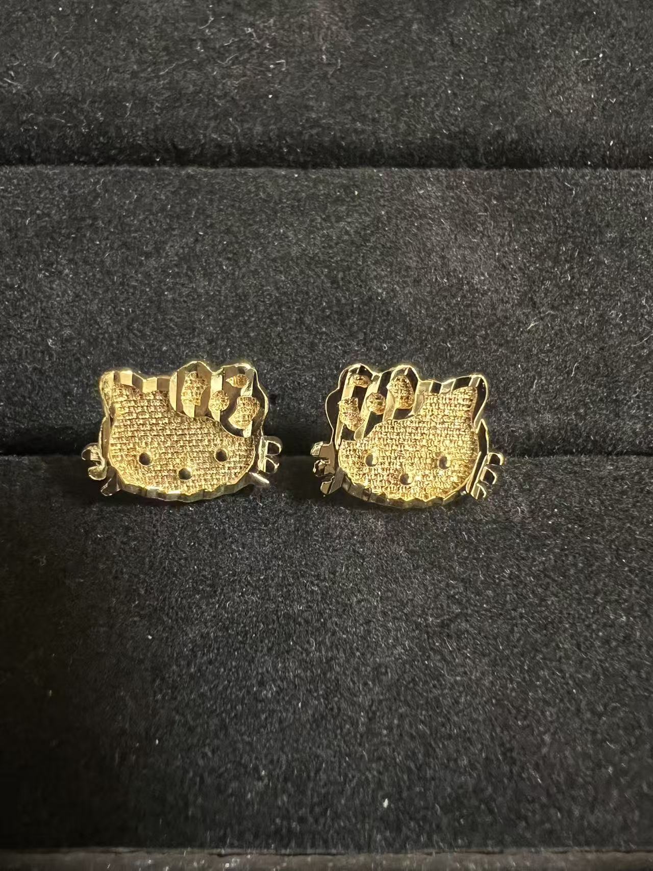 Kitty face studs